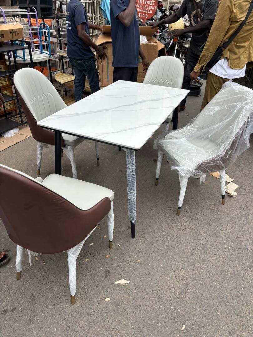 Table avec quatre(04) chaises